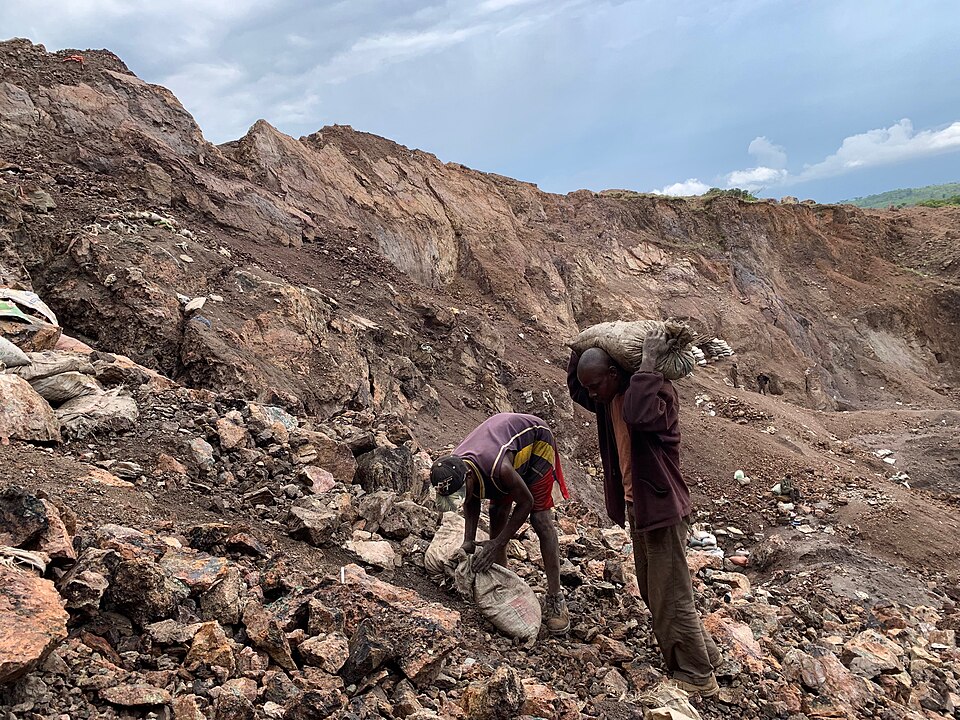 Artisanal cobalt miners working with limited safety protections in the DRC; a documented view of contemporary mineral extraction, not a photograph from 2015.