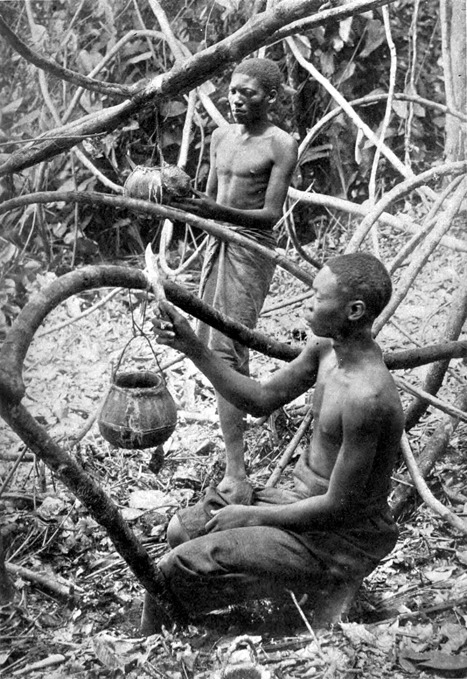 Collecting rubber in Lusambo, from a 1905 colonial-era publication. The image comes from a publication defending Belgian colonial rule; its framing requires critical reading.